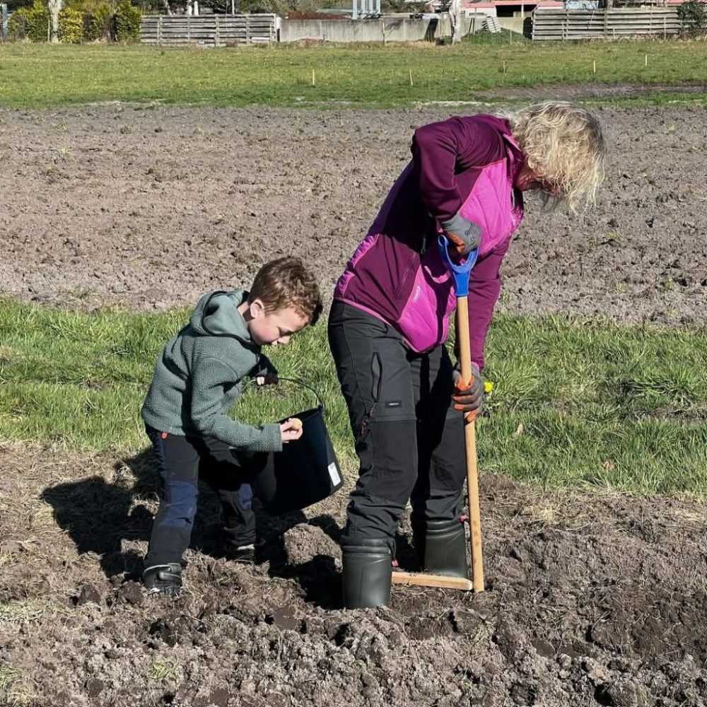20250405 Zonnewending Moeder en zoon samen aardappelen poten 20250405 Zonnewending Moeder en zoon samen aardappelen poten